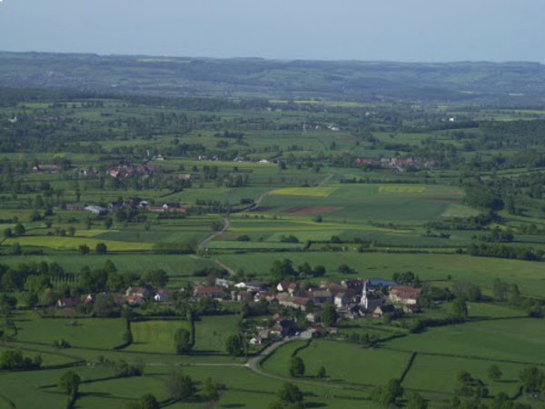 Antigny au 1er plan, Charmoy juste derrière